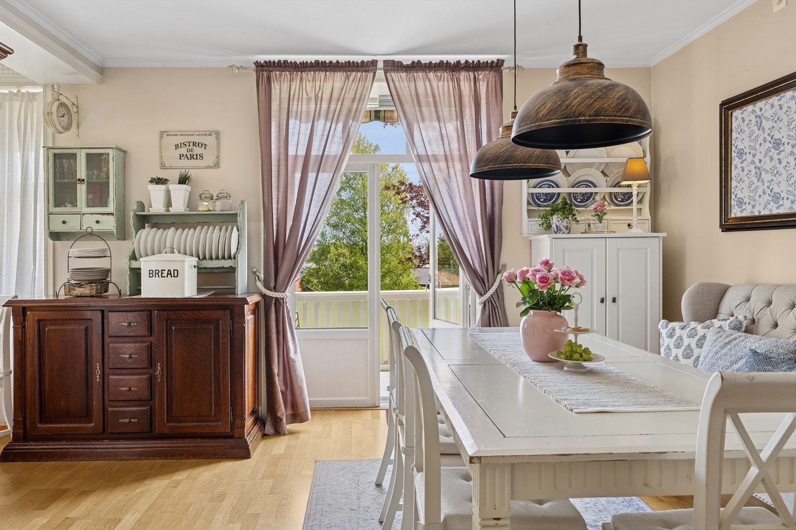 Fra spisestuen er det utgang til solrik balkong med utsikt mot grøntarealer og Oslofjorden Galleribilde