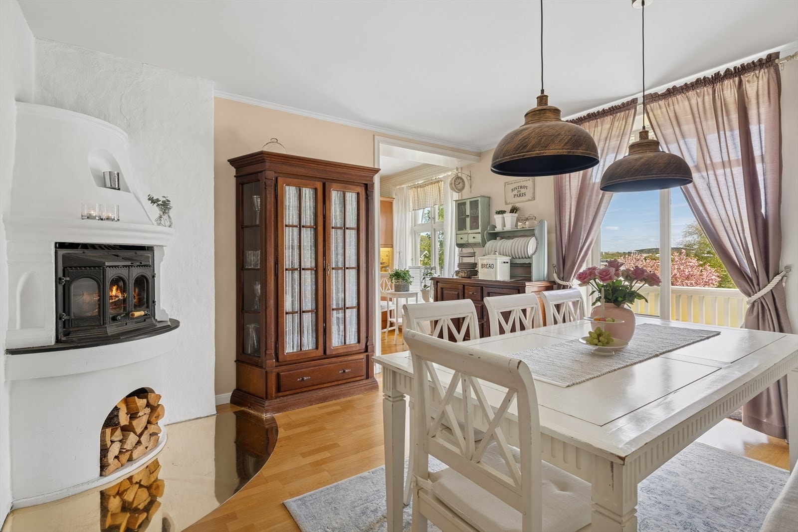 Spisestuen ligger i forlengelsen av kjøkkenet og danner en naturlig sosial sone i hjemmet Galleribilde