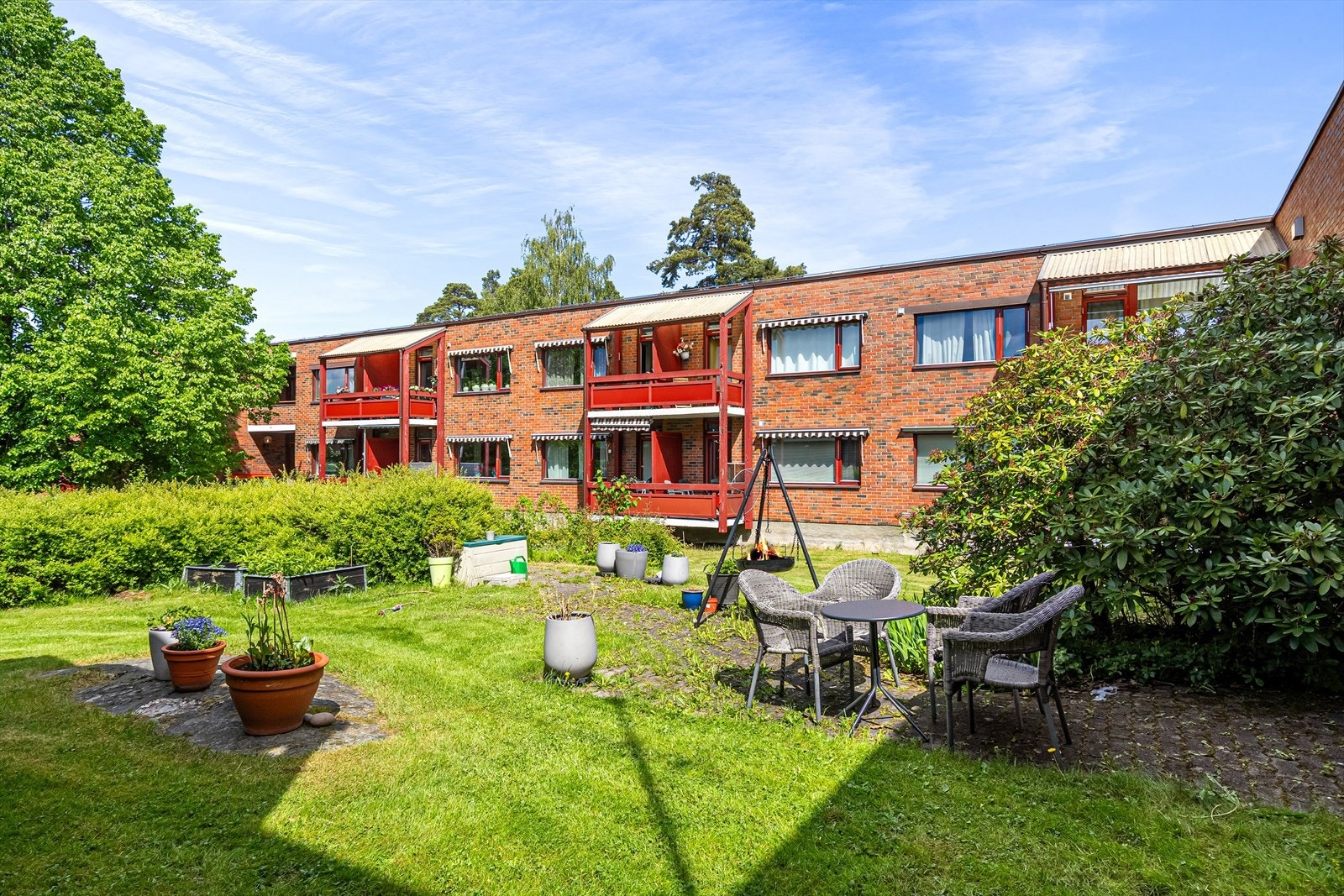 Frodig og hyggelig bakgård. Galleribilde