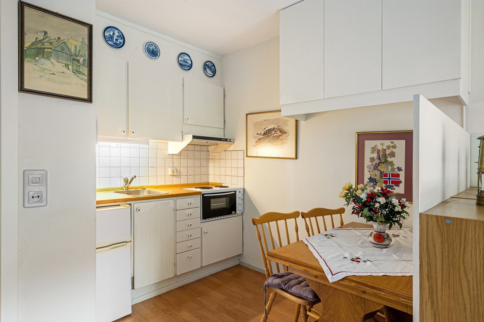 Kjøkken med god plass til spisebord - perfekt for familiekos og gjester. Galleribilde