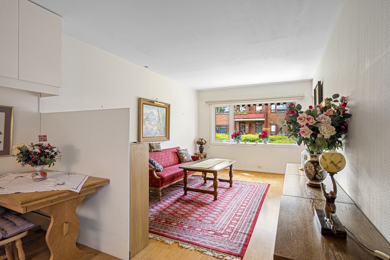 Velkommen Skovheim Allsenter! En hyggelig 2-roms som ligger rolig og tilbaketrukket fra Ekebergveien. Galleribilde