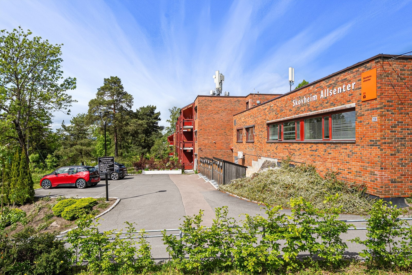 Her er det også kafeteria hvor beboerne kan få kjøpt rimelige måltider. Det er også fotpleie, frisør og naturterapi. Galleribilde