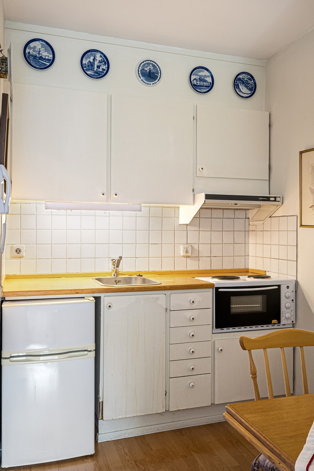 Kjøkkenet hvor oppskriftene er like gjennomtenkte som pensjonistplanene - og alltid plass til en ekstra kaffegjest. Galleribilde