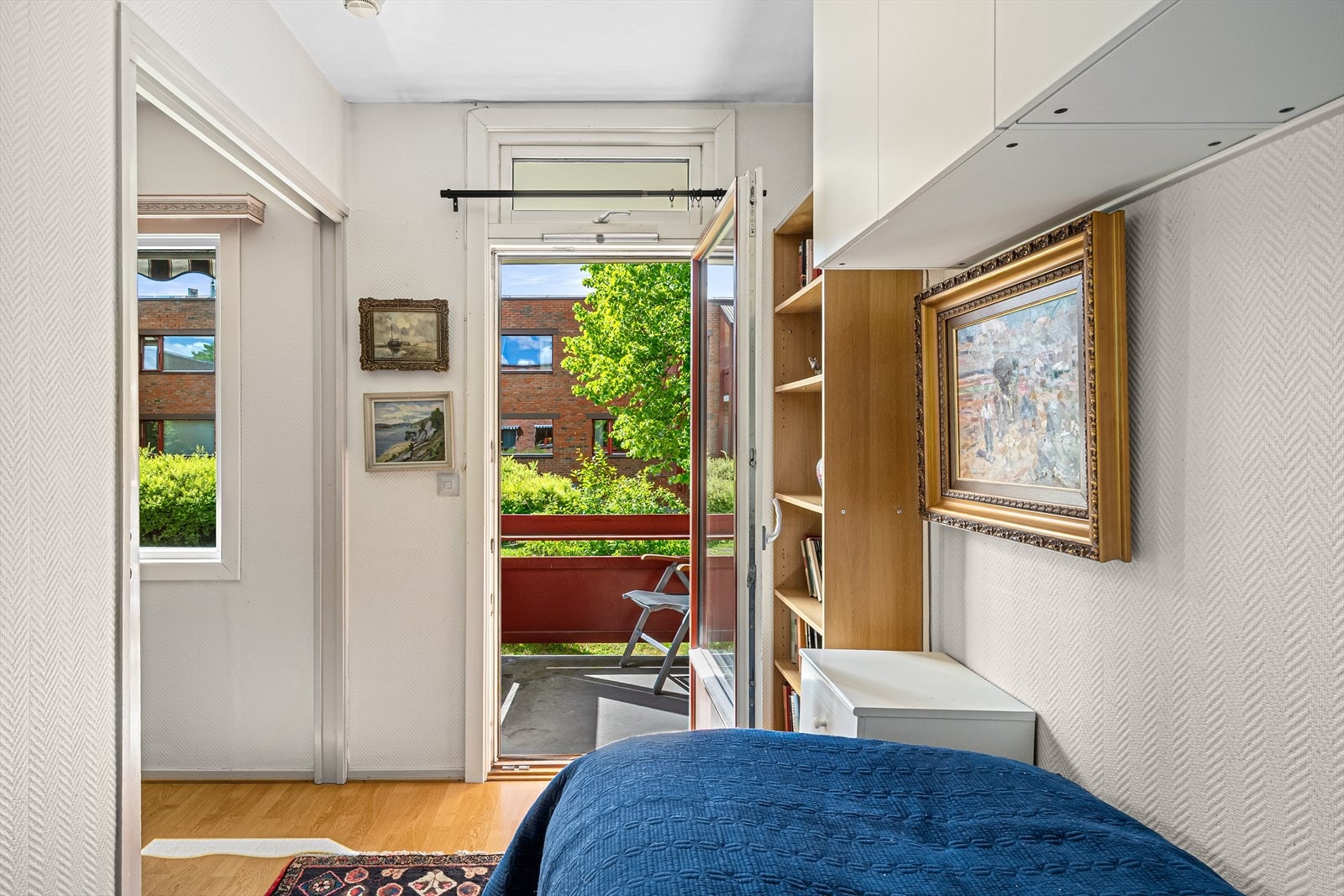 Nyt en god natts søvn med fredelig utsikt mot bakgården. Galleribilde