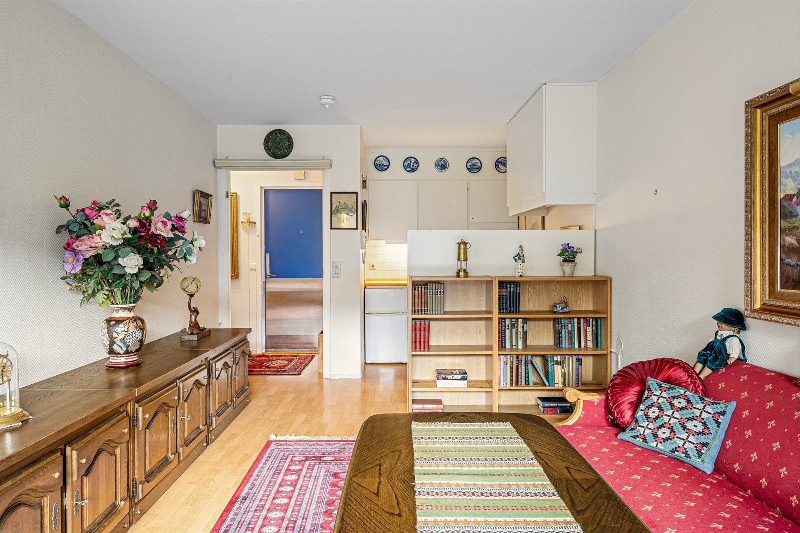 Delvis adskilt kjøkken gir både åpenhet og egen soning mot stuen. Galleribilde