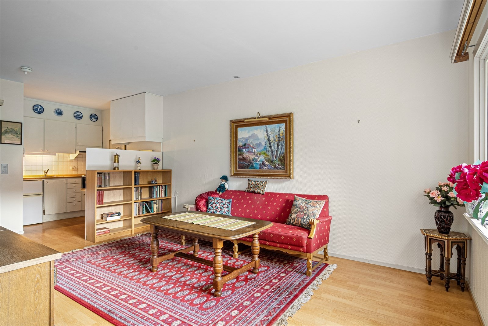 Her møtes stue og kjøkken i en funksjonell og innbydende planløsning. Galleribilde