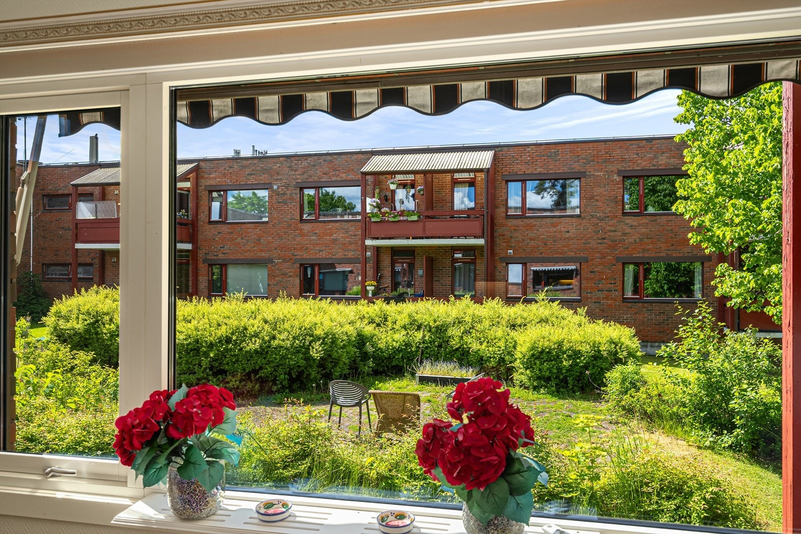 Utsikt mot grønn og fredelig bakgård gir en lun og avslappende atmosfære. Galleribilde