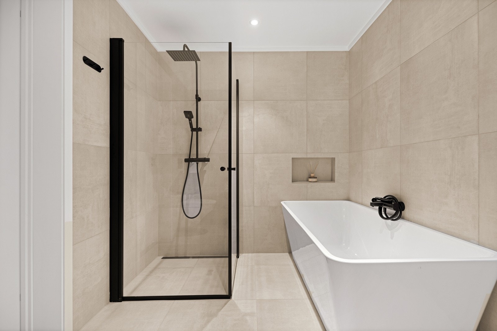 Baderommet er utstyrt med servant, speil med lys, vegghengt toalett, dusjhjørne og badekar. Galleribilde