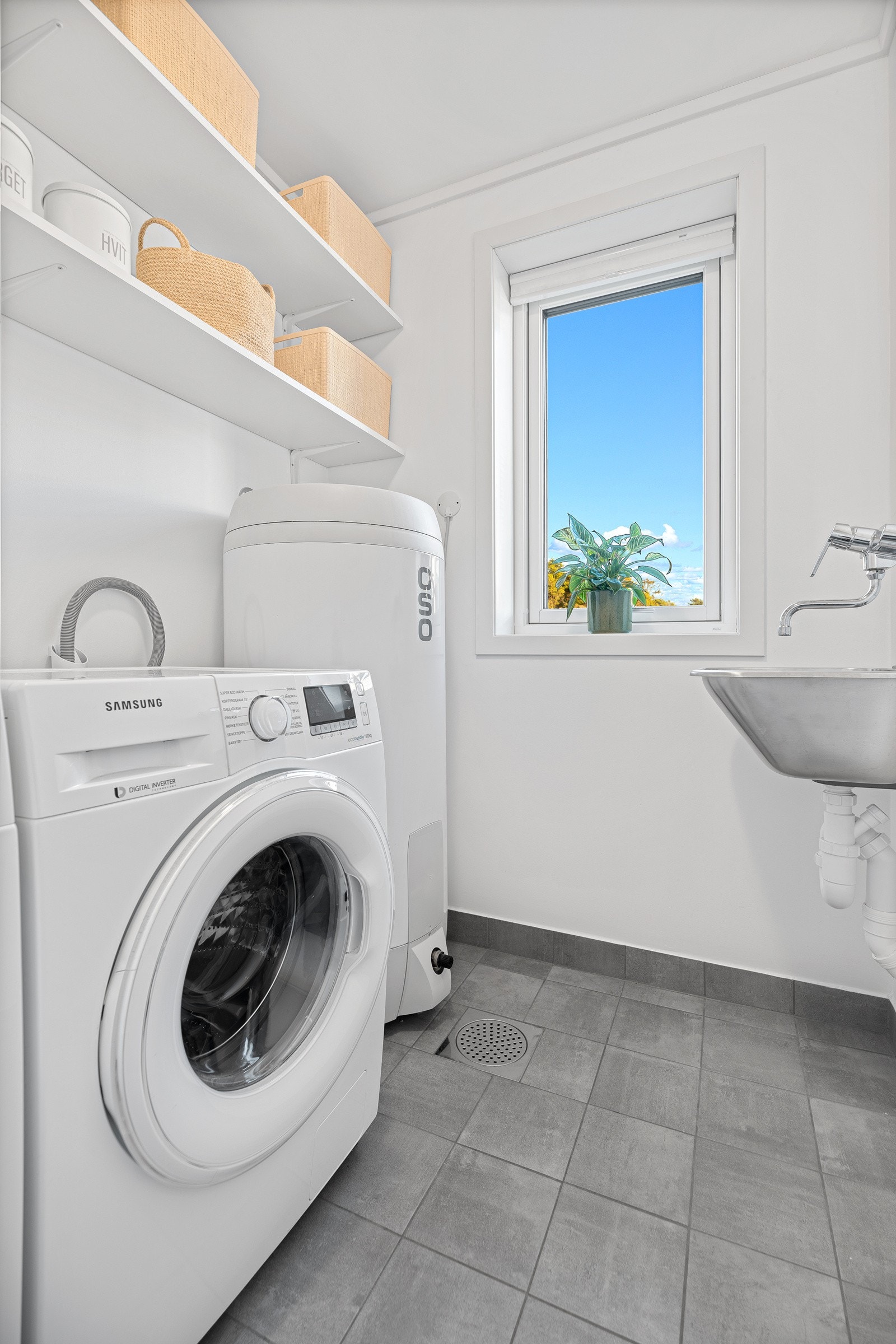 Vaskerommet er praktisk innredet med hylleløsning og utslagsvask. Galleribilde