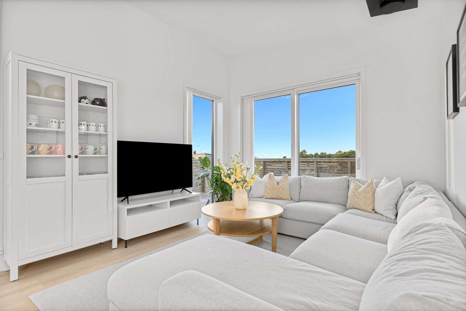 I stuen er det god plass til en større sofagruppe. Galleribilde