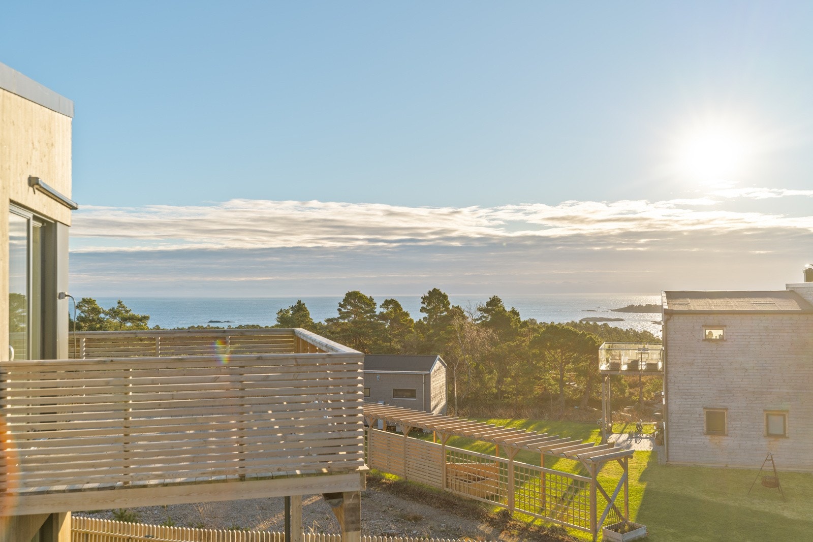 Fra terrassen er det fantatisk utsikt utover havet. Galleribilde