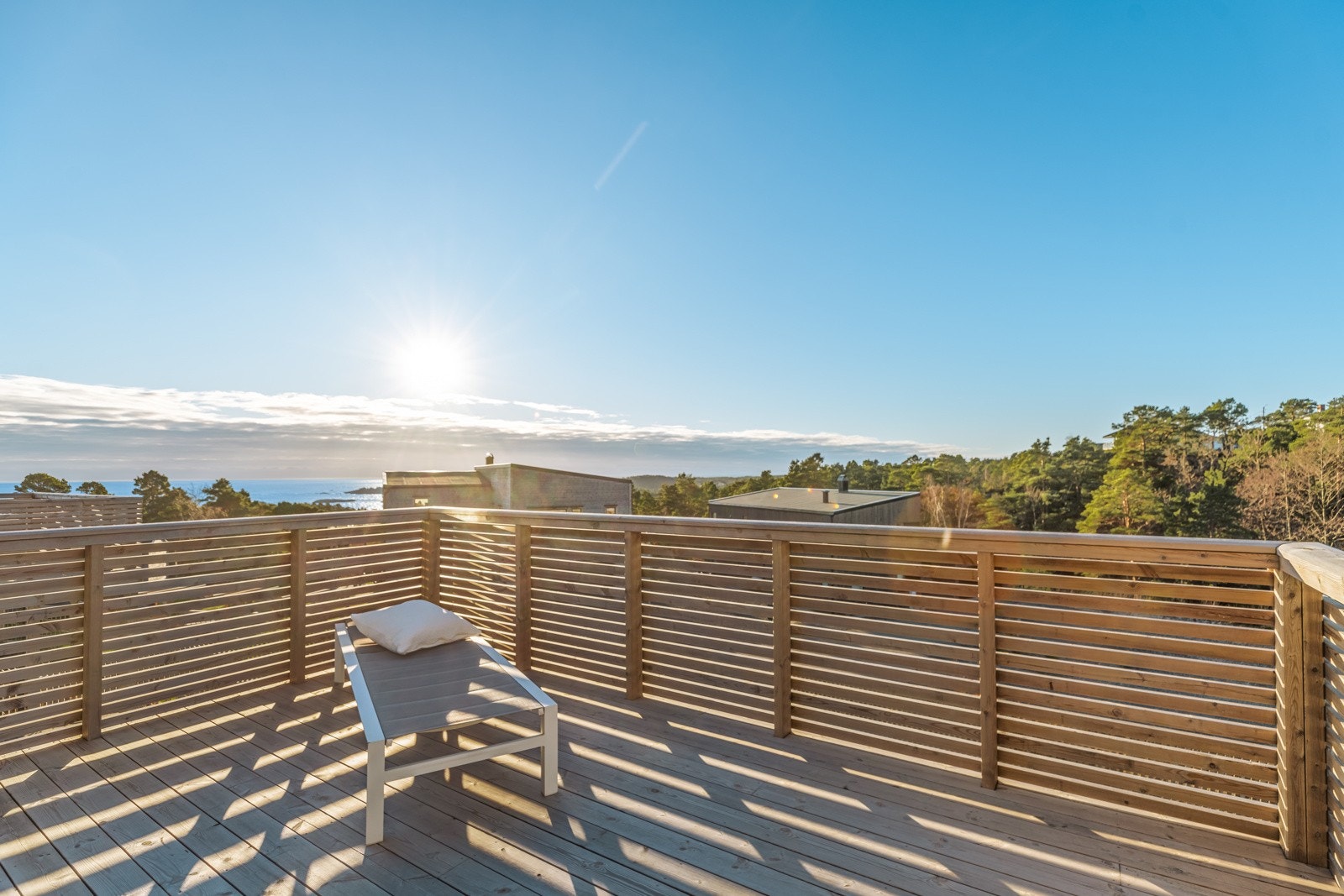 Fra stuen er det utgang til en herlig tak terrasse på 53 kvm. Galleribilde