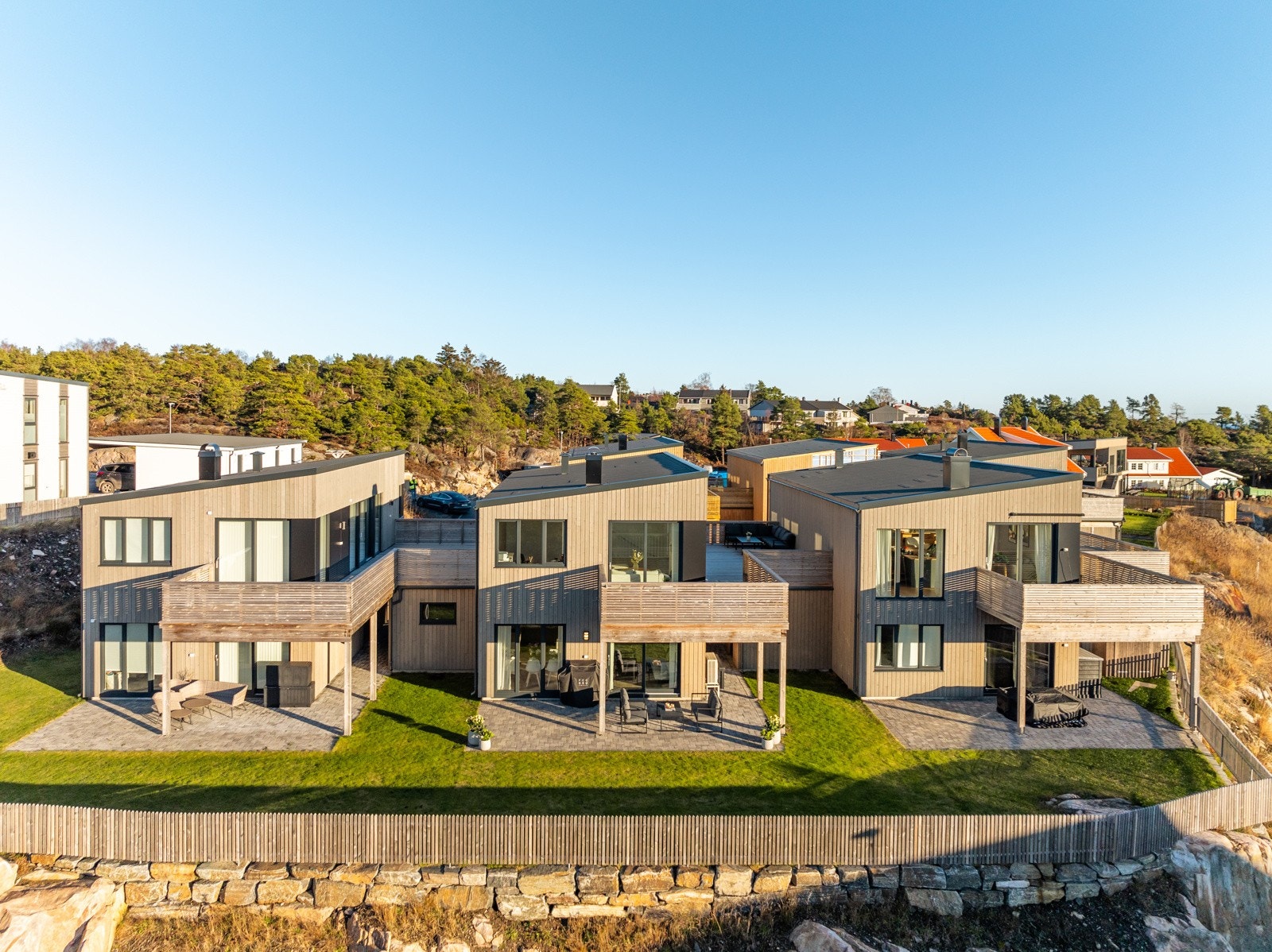 Boligen ligger i et barnevennlig og ettertraktet nabolag med blant annet lekeplass, badeplass og turområdet i umiddelbar nærhet. Galleribilde