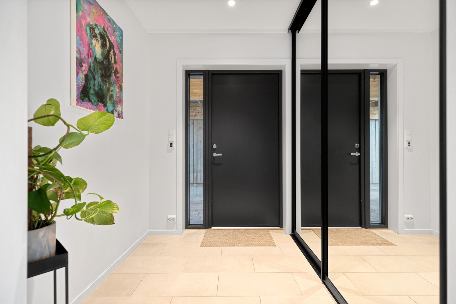 Du ønskes velkommen inn i en lys og luftig entre med gode lagringsmuligheter i garderoben fra Amiga. Fliser med varmekabler på gulv. Galleribilde