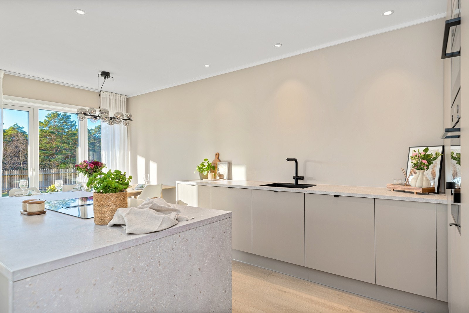 Det er satt inn et påkostet kjøkken fra HTH med kjøkkenøy. Galleribilde