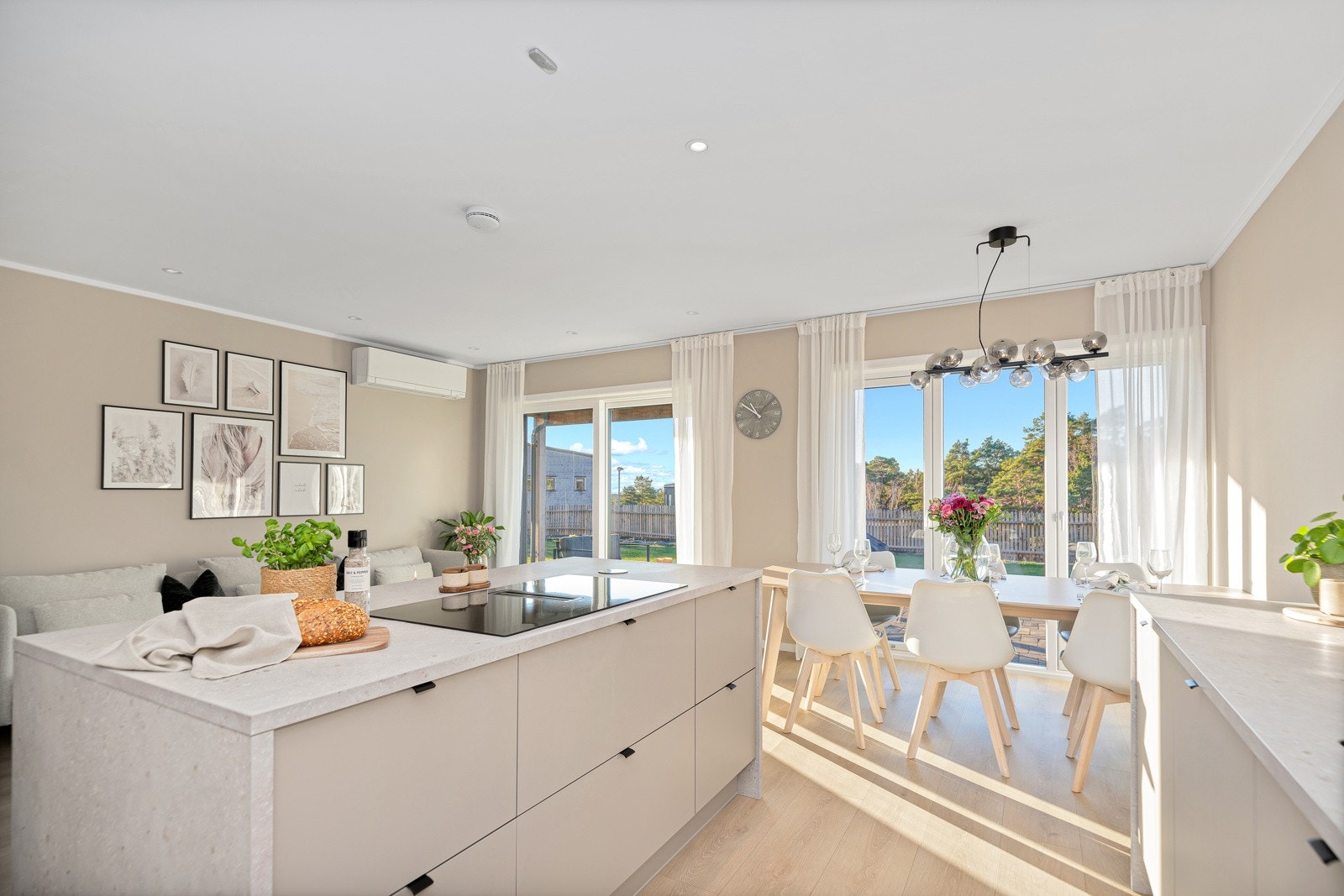 Kjøkkenet er meget godt utstyrt med 2 komfyrer, oppvaskmaskin, platetopp med ventilator og kjøleskap. De integrerte hvitevarere medfølger i salget. Galleribilde