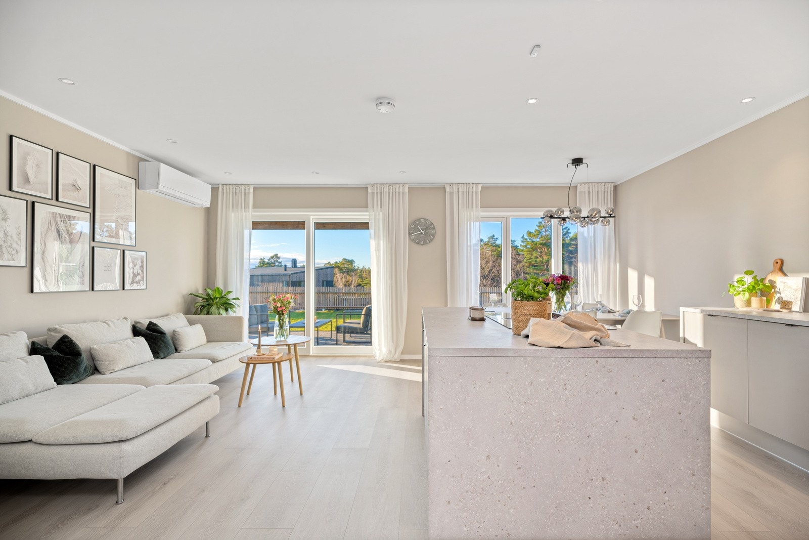 Fra spisestuen er det utgang til en av de solrike terrassene. Galleribilde