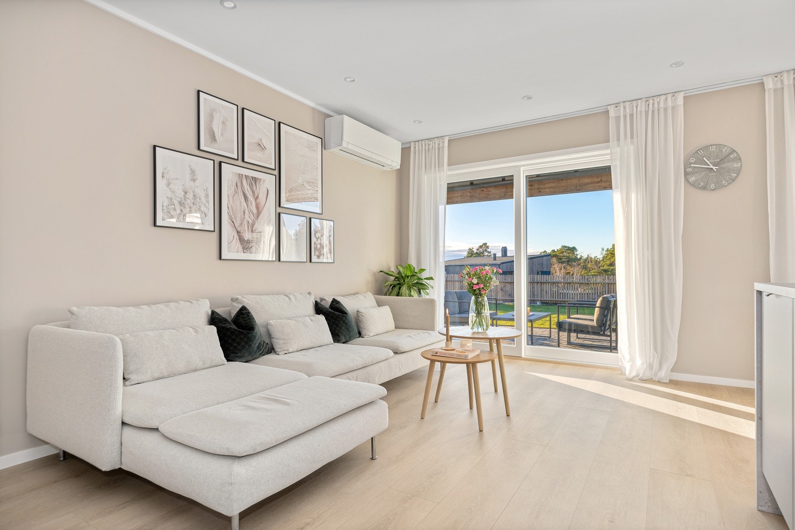 Boligen har lave energikostnader. Det er varmekabler i gulv i stuen og en praktisk varmepumpe. Galleribilde