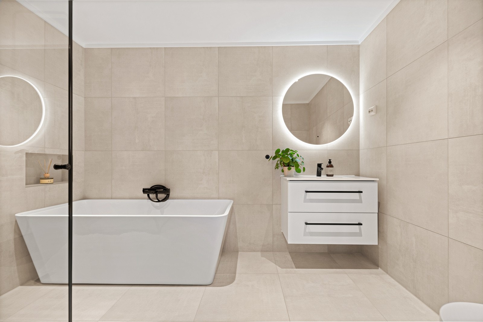 Lekker baderom med 60X60 fliser og varmekabler i gulvet for ekstra komfort. Galleribilde