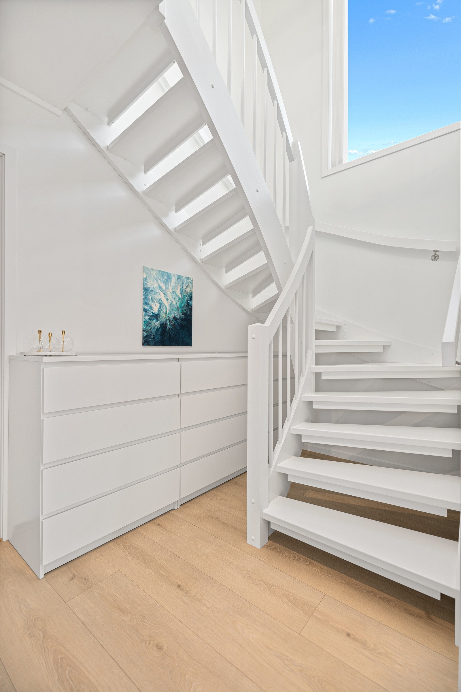 Lekker trapp heltre som binder etasjene sammen. Galleribilde