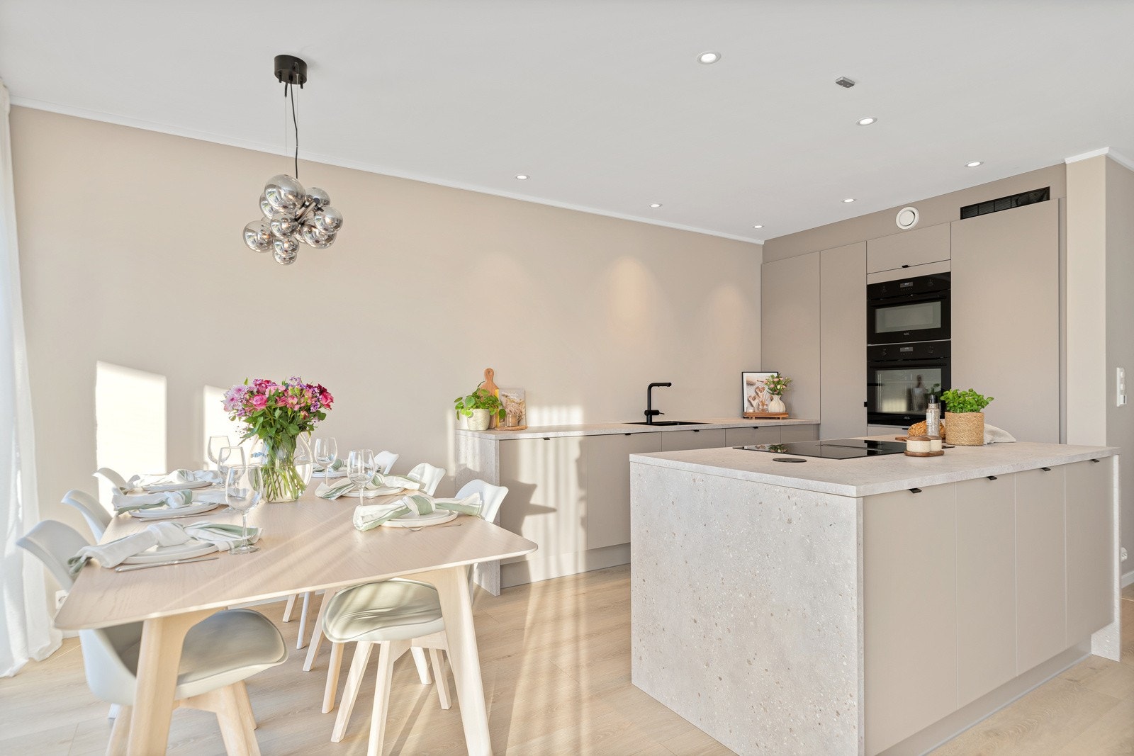 Det er god plass til en større spisegruppe. Her kan man invitere til hyggelig selskap. Galleribilde