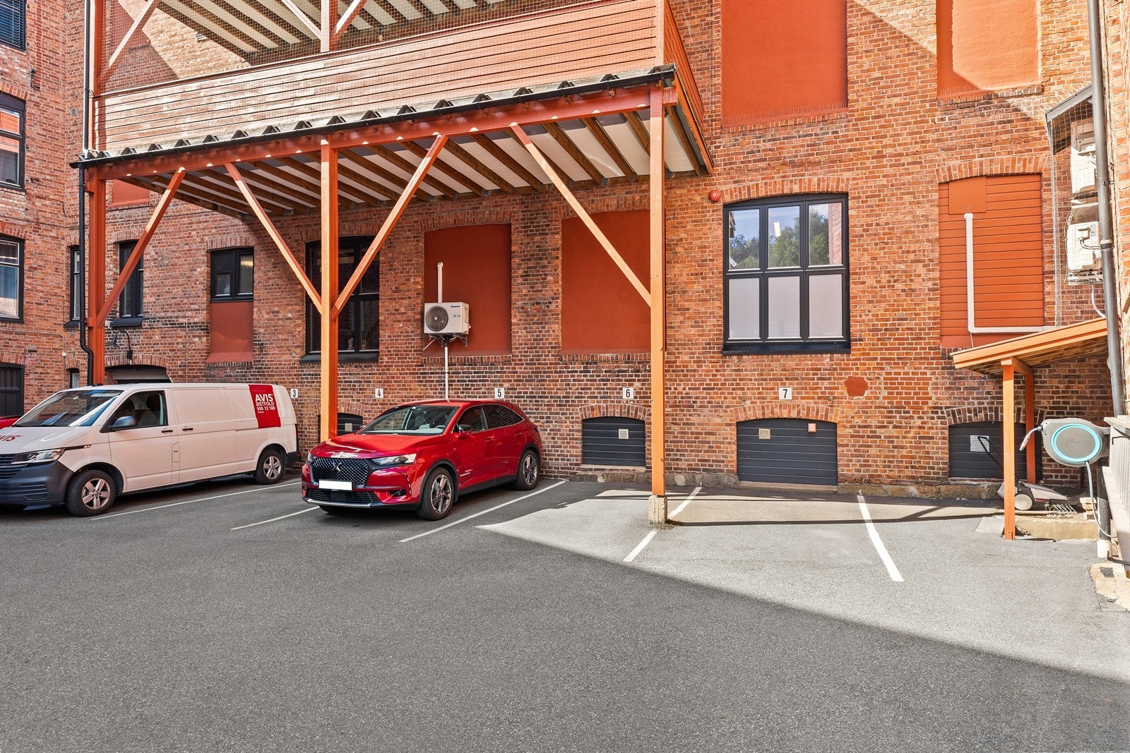 Sameiets bakgård med oppstillingsplasser Galleribilde