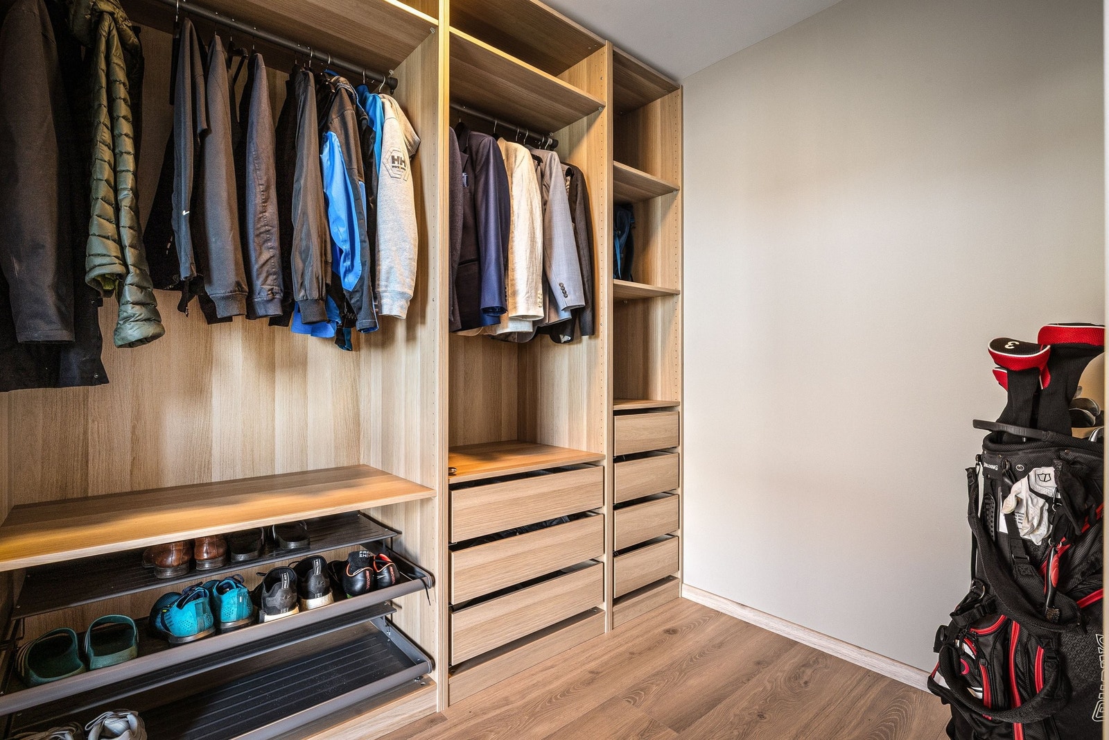 Innvendig sportsbod som er perfekt for bruk til garderobe for yttertøy. Galleribilde