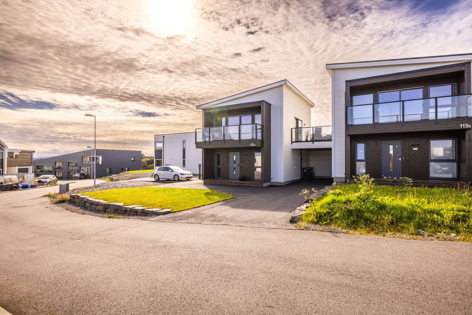 rekkehus i enden med asfaltert innkjørsel Galleribilde