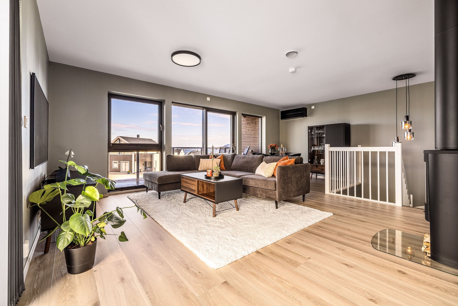 Åpen stue/kjøkken løsning med moderne detaljer. Listefri overgang tak og vindu. Galleribilde