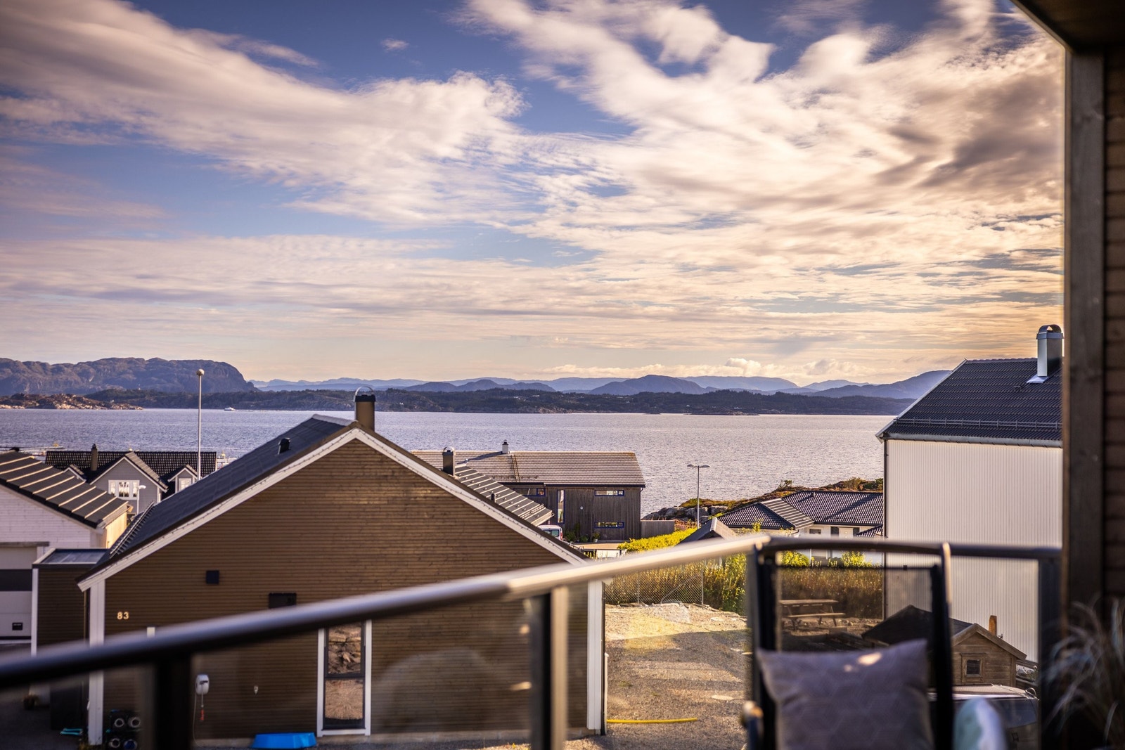 Flott utsikt til Hjeltefjorden fra Balkongen. Galleribilde