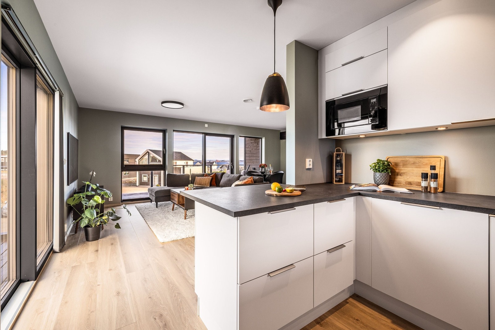 Kjøkken har frokost øy. Galleribilde