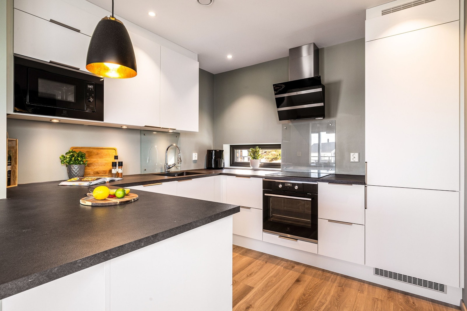 Stort kjøkken med god skap plass. Galleribilde