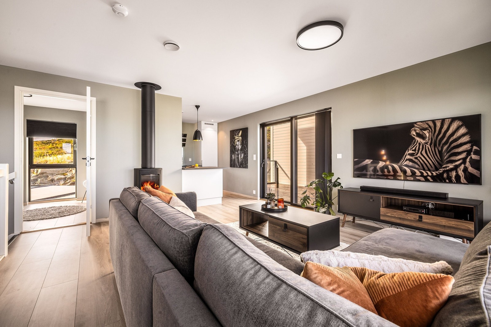 Peis for romantiske kvelder på vinteren. Ellers har også stuen en varmepumpe i moderne design. Galleribilde