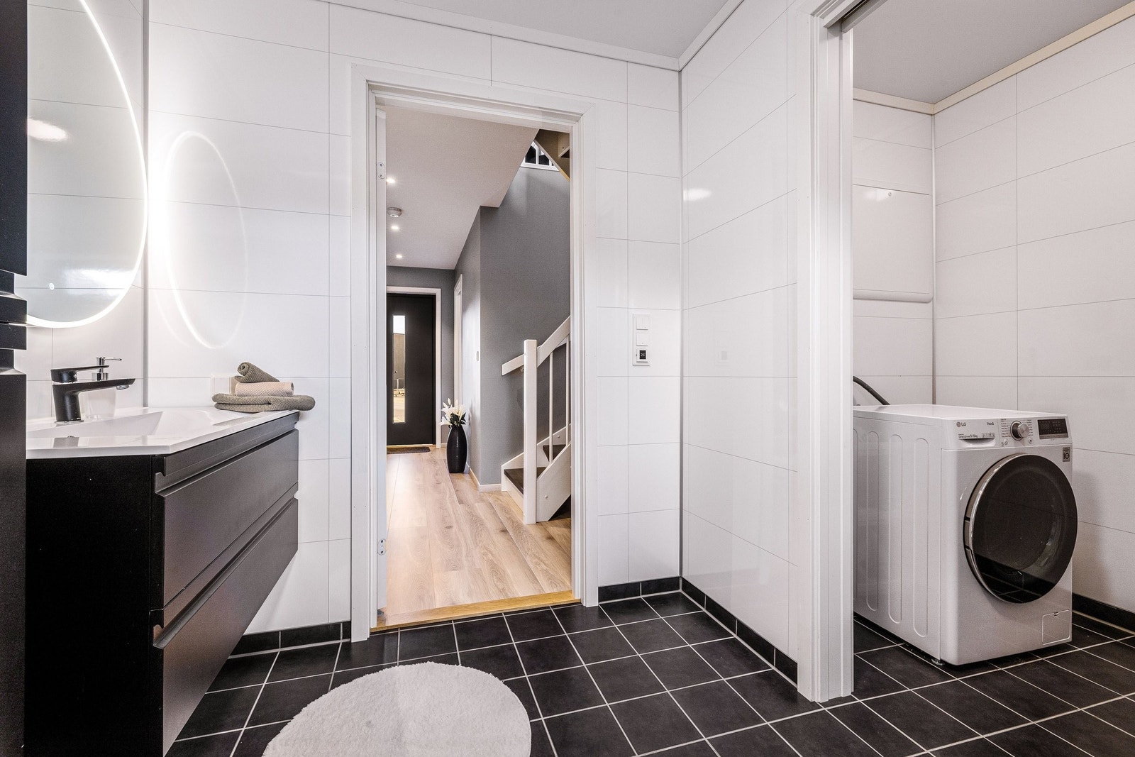 Direkte adkomst fra badet til adskilt vaskerom Galleribilde