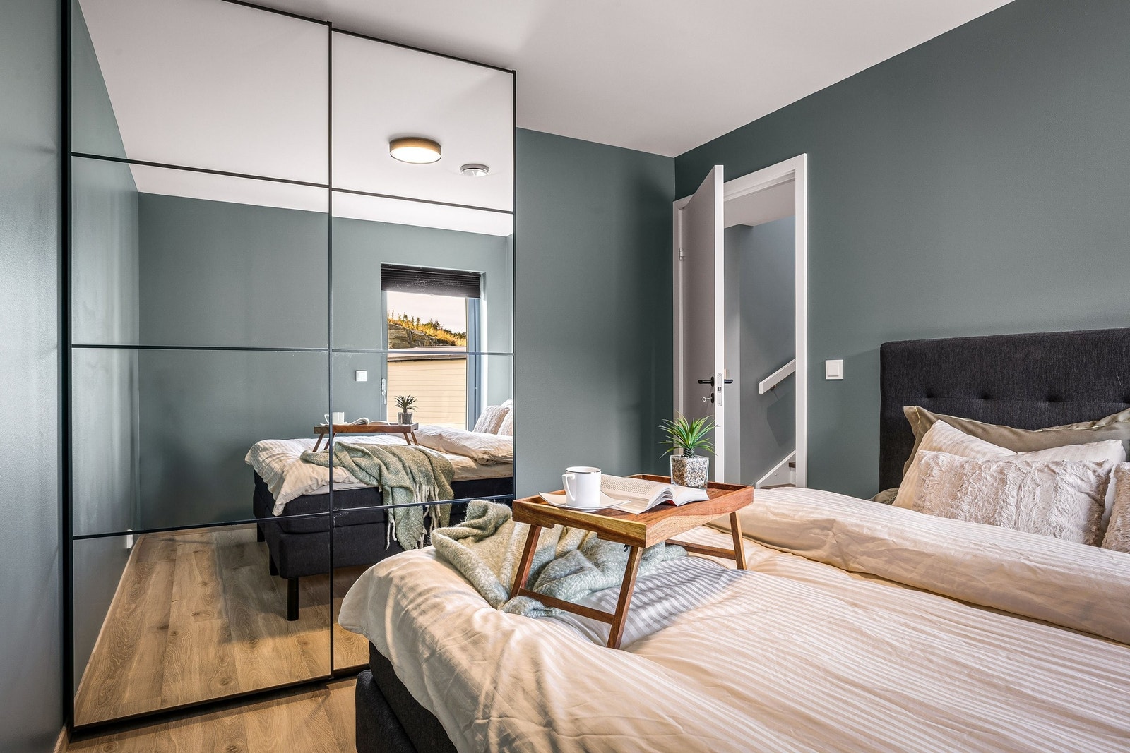 Skyvedørsgarderobe på soverom Galleribilde