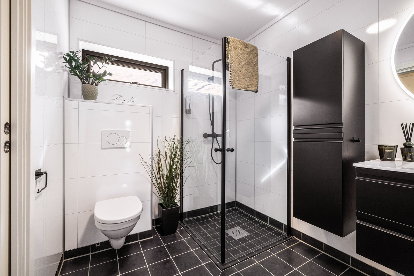 Vindu på badet som gir ekstra lys innslipp. Galleribilde