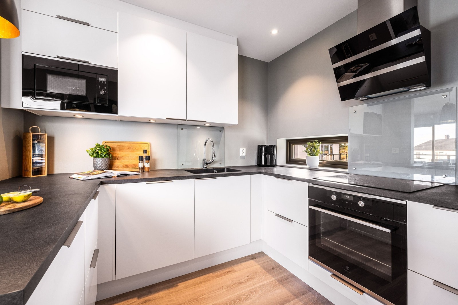 Tidløst kjøkken med sorte detaljer. Galleribilde