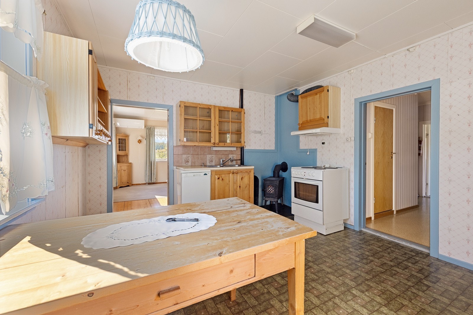 Rommet er av god størrelse, noe som også gir plass for en spiseplass. Galleribilde