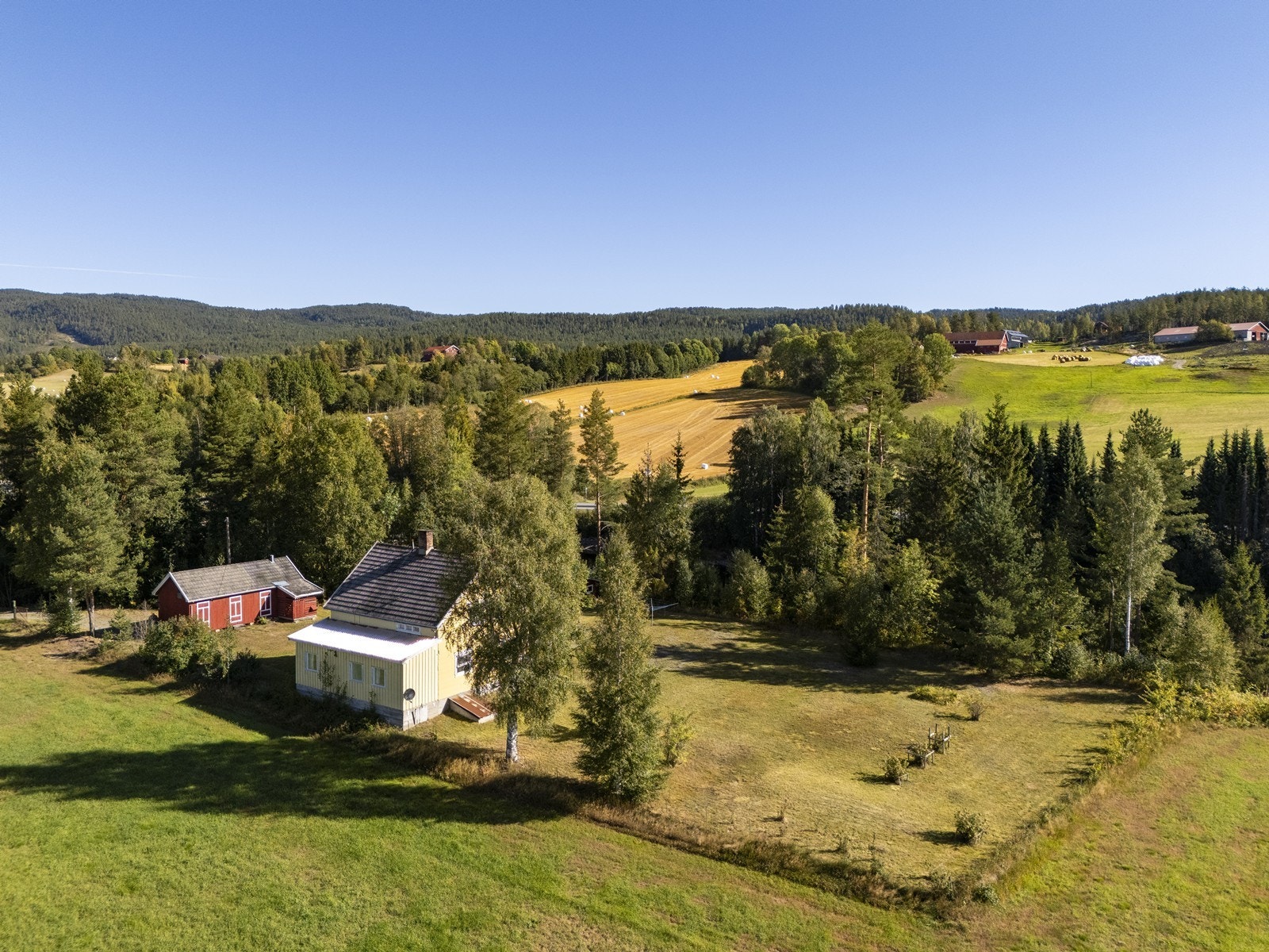 Eiendommen ligger idyllisk til langs elva Simoa, sør for Prestfoss, med kort vei til vakker natur og friluftsmuligheter året rundt. Galleribilde