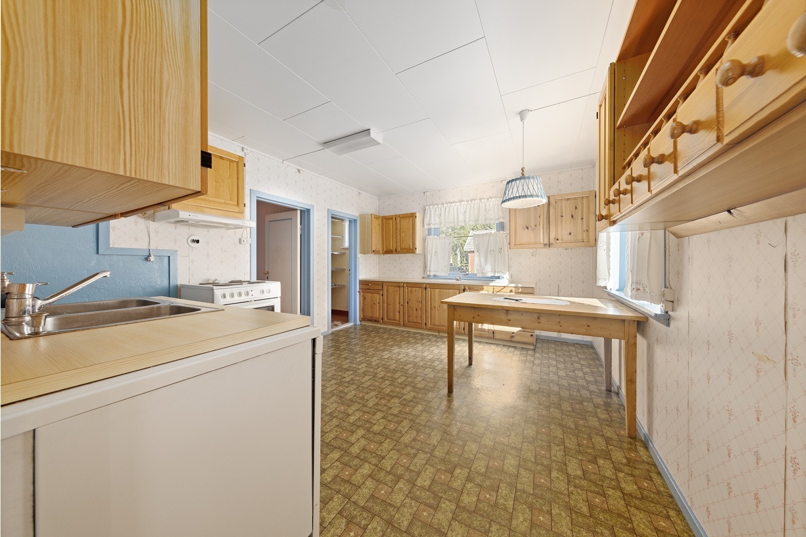 Det er godt utstyrt med skapplass og har avsatt plass til hvitevarer. Galleribilde