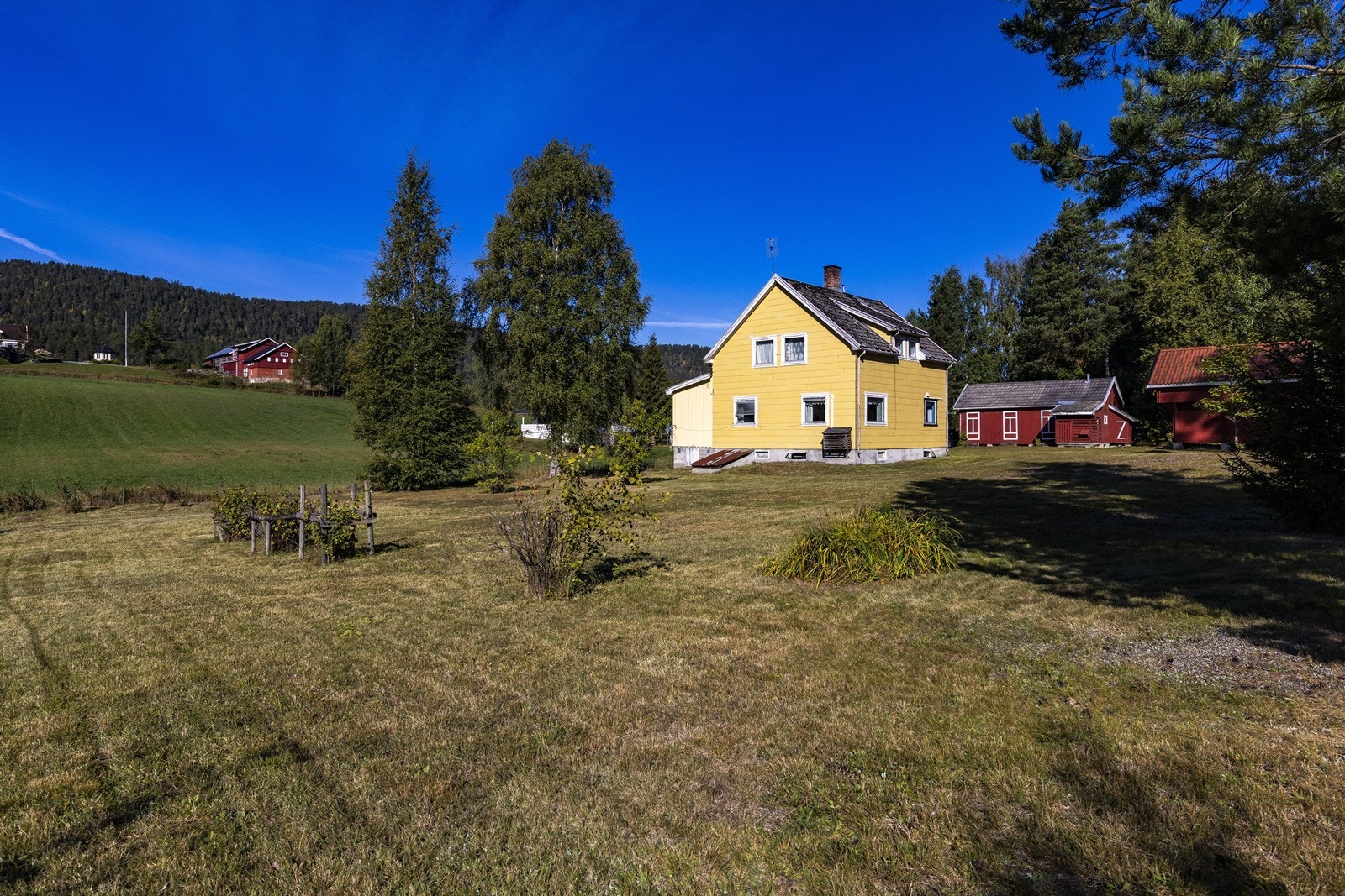 Landlig enebolig med oppussingsbehov på stor tomt. Galleribilde