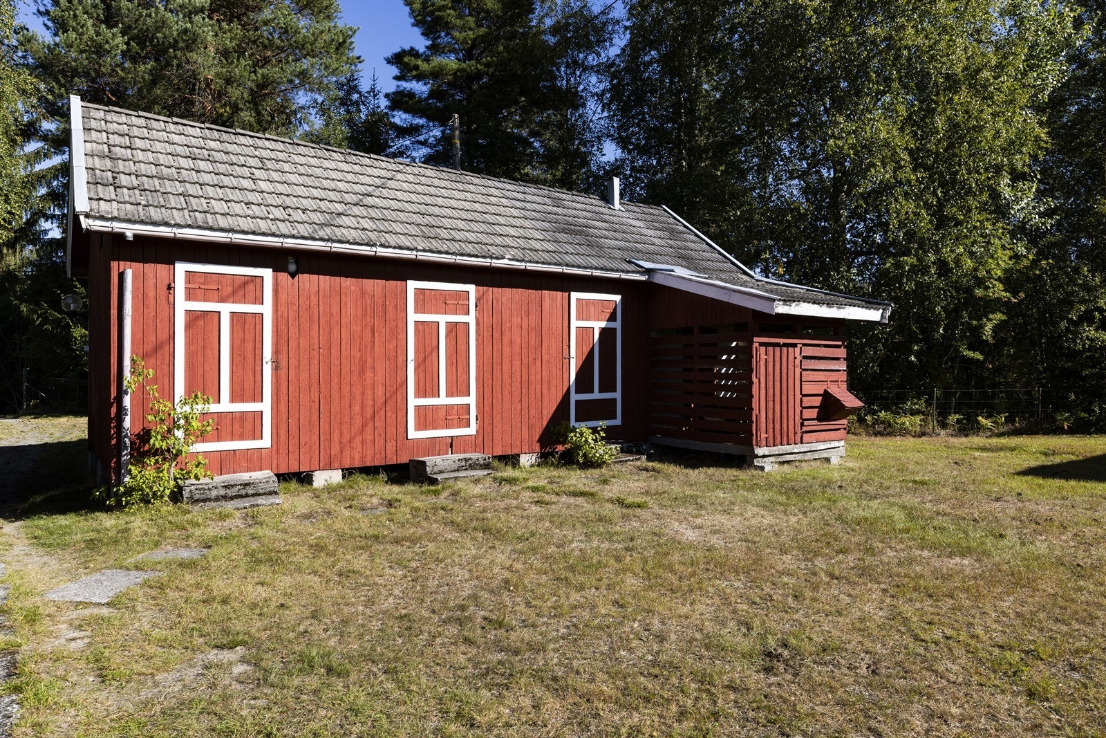 Utendørs har man også et uthus og et stabbur. Galleribilde