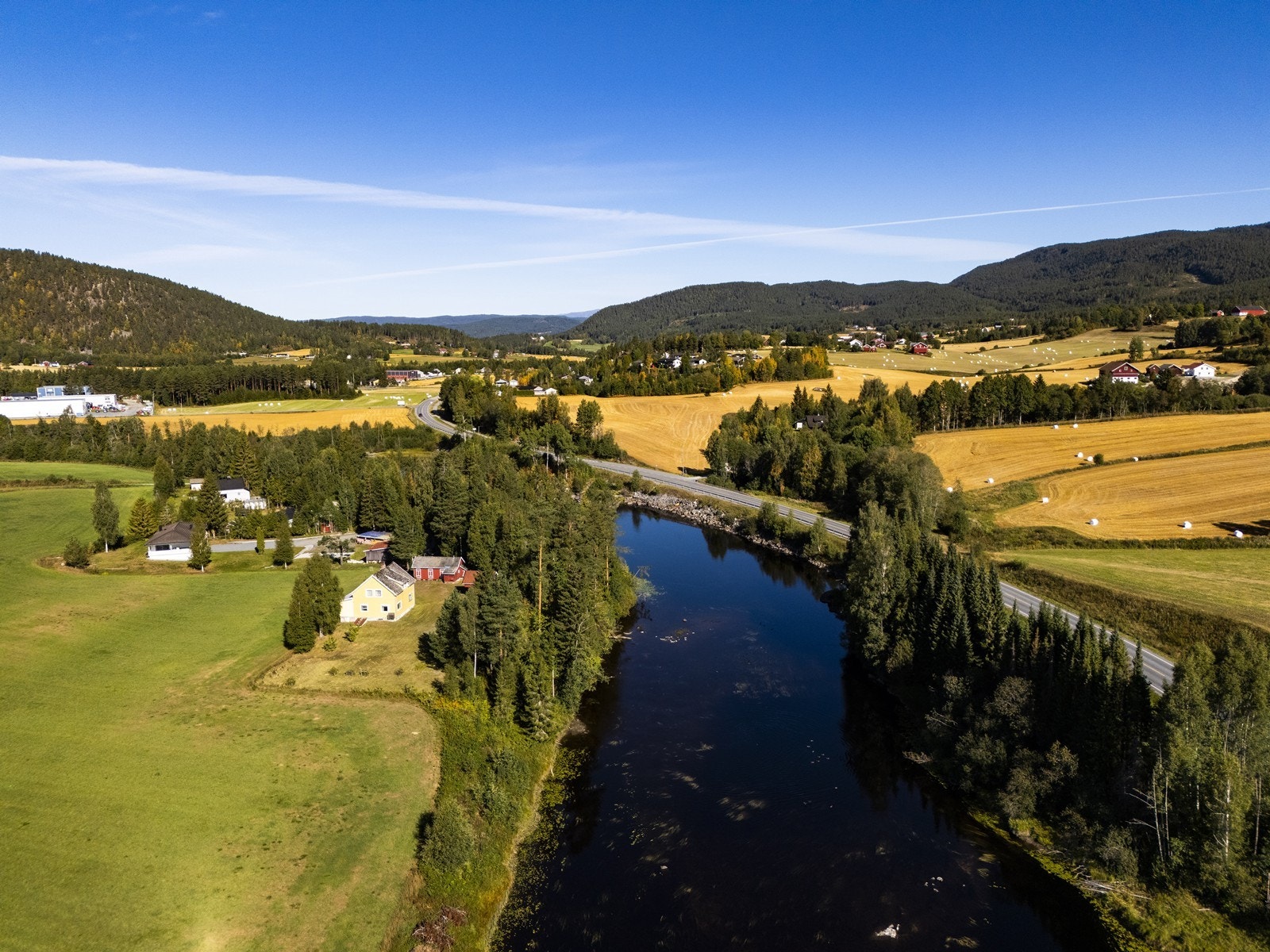 Til Nerstad skole og barnehage er det kun ca. 6 km, og hengebro over elva gir trygg og rask gangavstand. Galleribilde