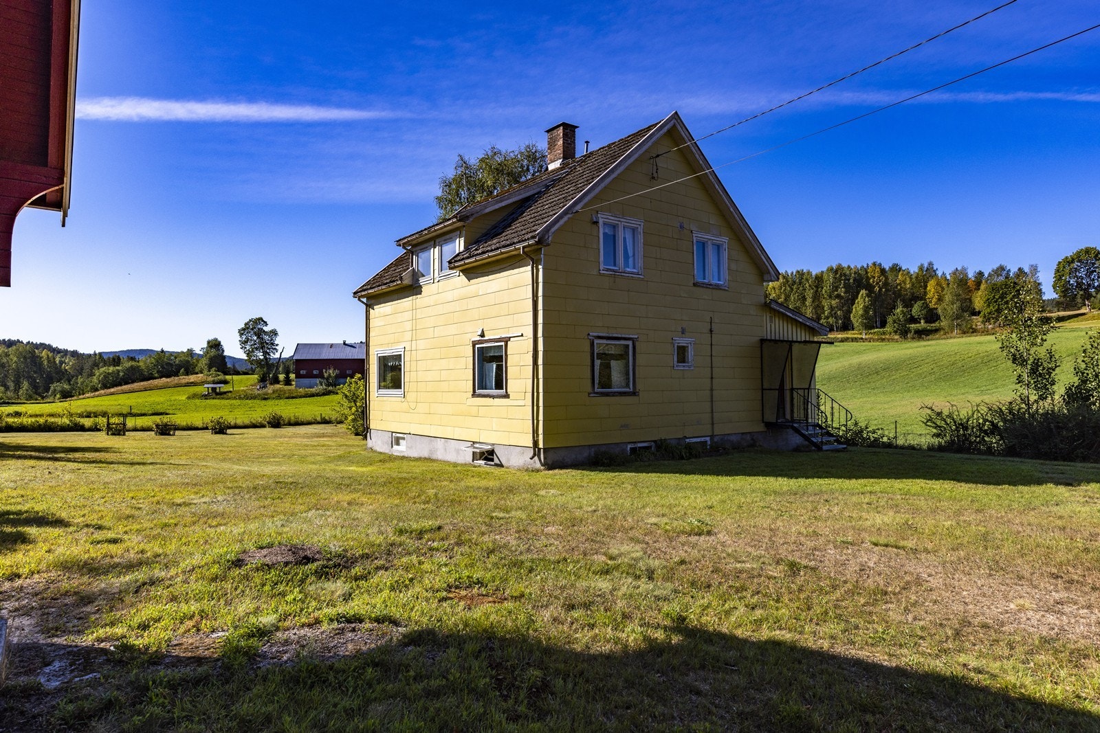 Eiendommen har normale solforhold og byr på en rolig og landlig atmosfære. Galleribilde
