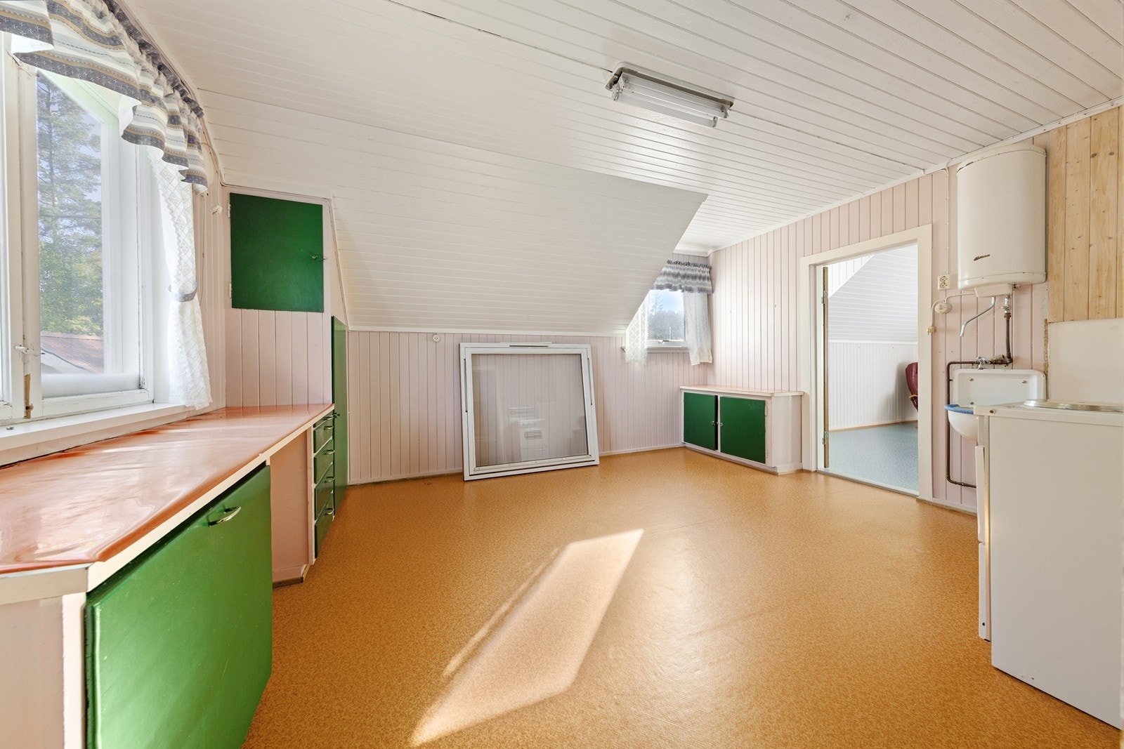 Rommet har en eldre kjøkkeninnredning. Galleribilde