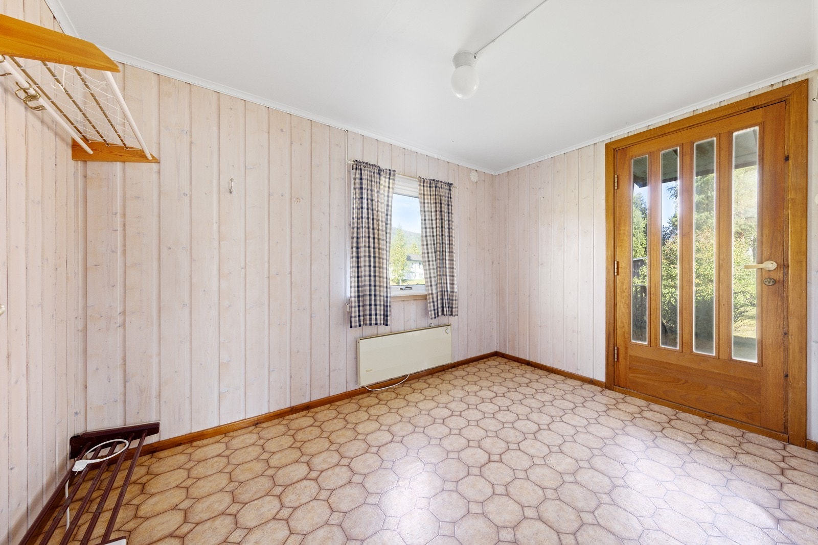 Entréen er romslig, med gode oppbevaringsmuligheter. Velkommen inn! Galleribilde