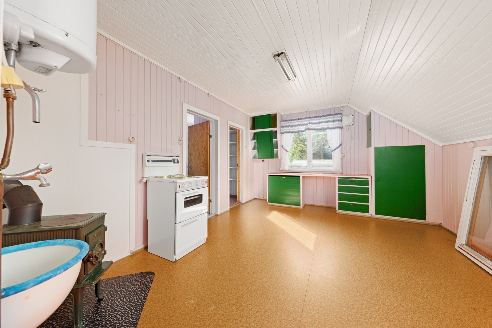 I denne etasjen har man et kjøkken, to soverom og et kott. Galleribilde