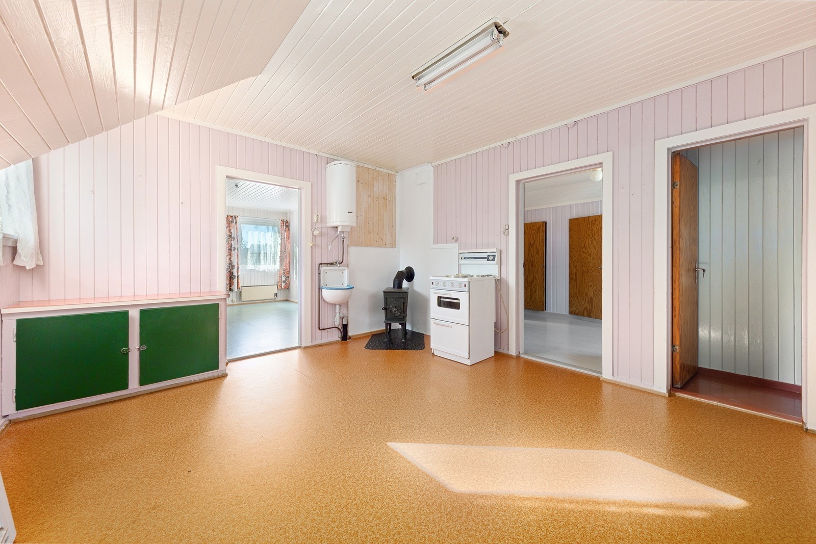 Det er også en vedovn og utslagsvask montert. Galleribilde