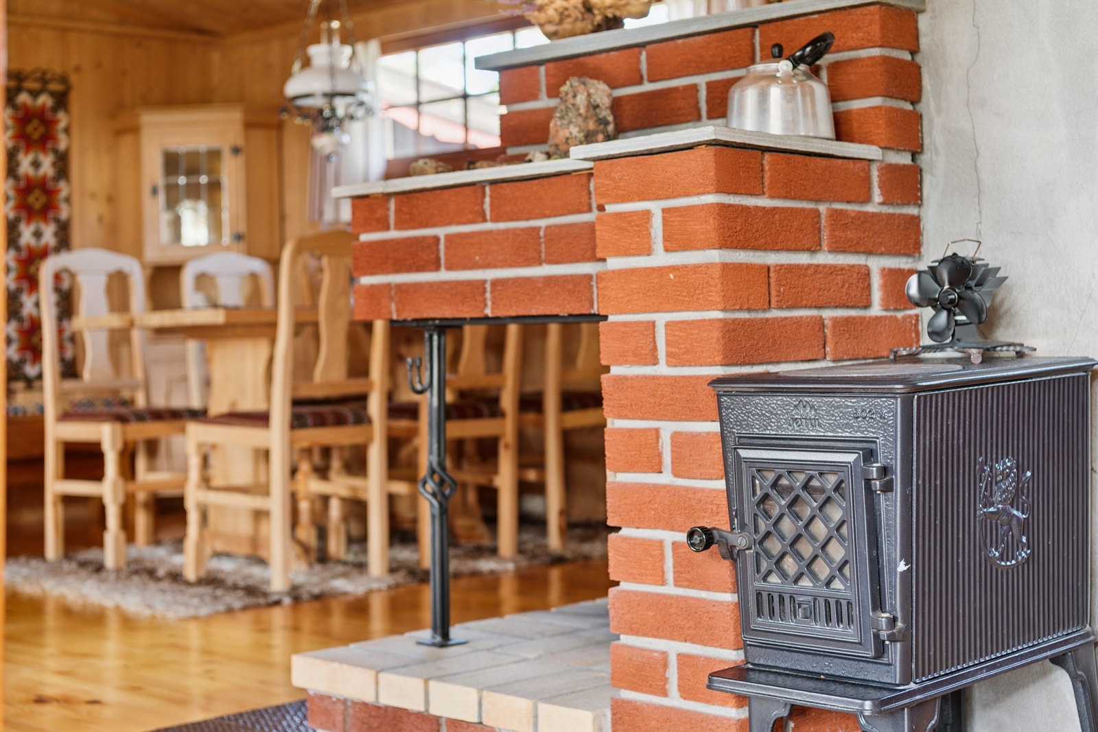 En egen vedovn på kjøkkenet gir ekstra komfort og lun stemning. Galleribilde