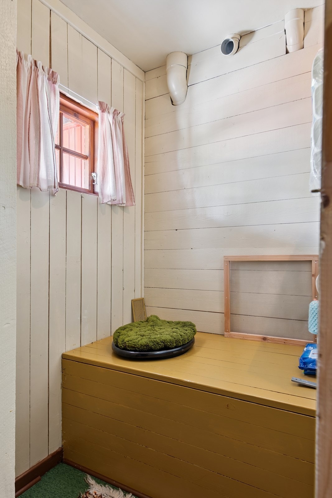 Tradisjonell og praktisk utedo, plassert internt i hytta. Galleribilde